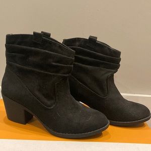 Arizona jean co black faux suede ankle boot booties with memory foam size 6